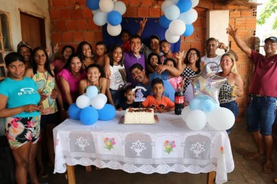 Marçal com a família da aniversariante Thais Moraes, de Naviraí