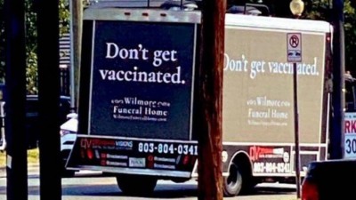 Campanha de 'casa funerária' contra vacina anti-Covid nos EUA (Foto: Reprodução/Twitter)