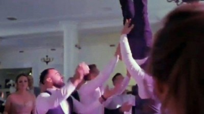 Noivo é jogado para o alto em festa de casamento na Romênia (Foto: Reprodução)