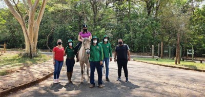 Camila com os pais, e os instrutores do Centro de Equoterapia (Foto: Divulgação/PMMS)