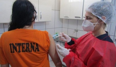 Além da aplicação da dose, os servidores realizam o lançamento dos dados e o pré-cadastro dos custodiados (Foto: Divulgação/Agepen)
