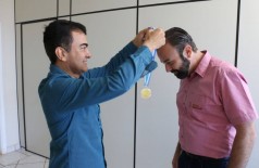 Deputado Marçal entrega medalha a Marcelo Meger, fundador do Enchei-vos