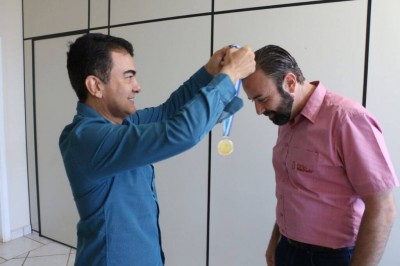 Deputado Marçal entrega medalha a Marcelo Meger, fundador do Enchei-vos