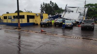 Chuva e ventos fortes causam estragos e derrubam torre da PRF