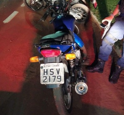 Moto foi abandonada pelo condutor durante blitz (Foto: Divulgação/GovernoMS)