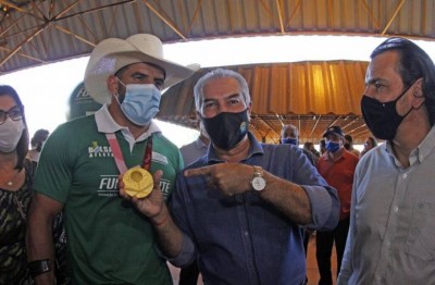 Legenda foto: Reinaldo Azambuja e Cowboy do Aço celebram medalha conquistada nas Paralimpíadas de Tóquio 2020 (Foto: Chico Ribeiro)