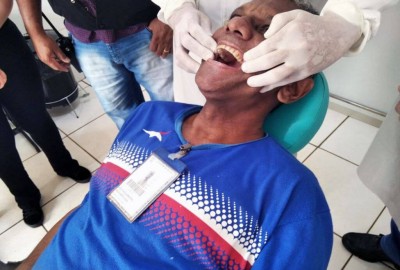 Com a nova prótese dentária, o interno José dos Santos vai melhorar o aprendizado de instrumento de sopro (Foto: Divulgação/Agepen)