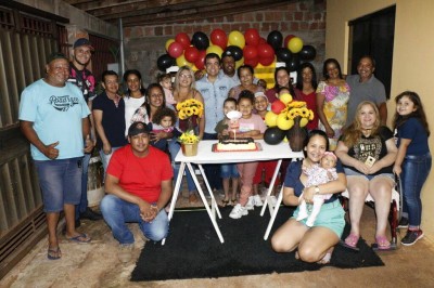 Marçal Filho com amigos e familiares de Maria Francisca, moradora no Canaã III