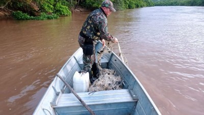 A rede de pesca, medindo 120 meros de comprimento foi retirada do rio e apreendida - Foto: PMA