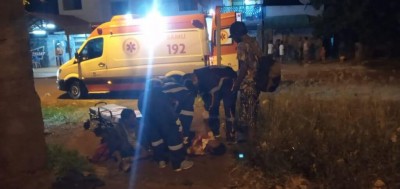 Mulher foi golpeada com faca e socorrida pelo Samu - Foto: Sidnei Bronka