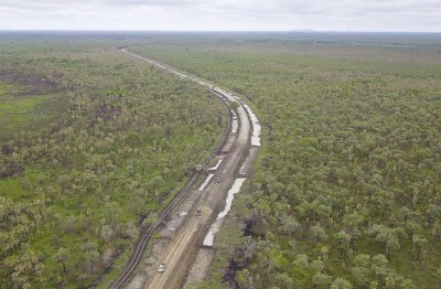 Nova estrada corta um maciço de carandás na planície, reduzindo distâncias e garantindo acesso permanente- Foto: Edemir Rodrigues
