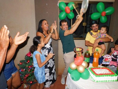 Marçal FIlho durante visita aos aniversariantes Weverton e a filha Lavínia, em Itaporã