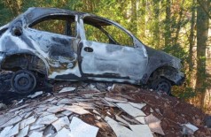 Veículo Celta foi encontrado incendiado - Foto: Sidnei Bronka