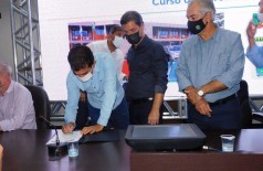 Deputado Marçal durante assinatura de recursos para a cidade de Maracaju (Foto: Divulgação)
