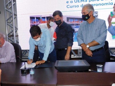 Deputado Marçal durante assinatura de recursos para a cidade de Maracaju (Foto: Divulgação)