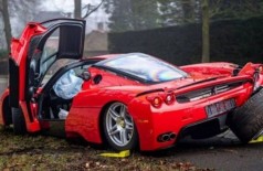 Ferrari Enzo destruída em acidente na Holanda Foto: Reprodução/Twitter