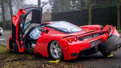 Ferrari Enzo destruída em acidente na Holanda Foto: Reprodução/Twitter