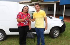Marçal Filho entrega chaves do furgão para a agricultora familiar Cícera Maria