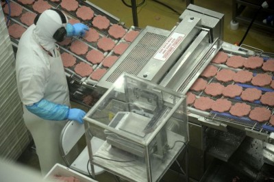 Linha de processamento de alimentos da fábrica da BRF em Abu Dhabi, nos Emirados Árabes Unidos (Foto: Tomaz Silva/Agência Brasil)