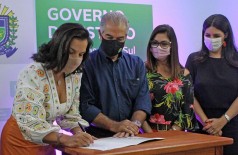 Primeira-dama Fátima Azambuja assina decreto como testemunha (Foto: Chico Ribeiro/GovernoMS)