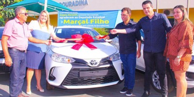 Marçal Filho, prefeito Jean e equipe da prefeitura de Douradina durante entrega do veículo  - Foto: Prefeitura de Douradina