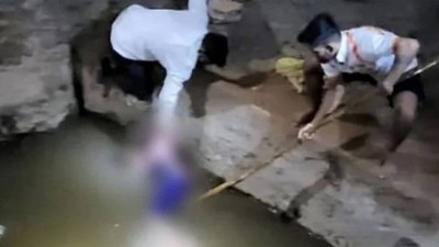 Policiais retiram corpo de criança jogada pela mãe em poço Foto: Reprodução/Extra/Page Not Found