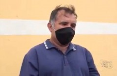Morador em Dourados há 25 anos, onde trabalhou por 20 anos como mototaxista, Edson pede doações para fazer uma cirurgia em Curitiba (Foto: Reprodução/TV RIT)