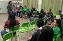 Discussão sobre fauna com os alunos no estande de animais taxidermizados (Foto: Divulgação/PMA)