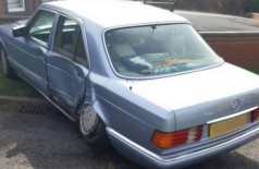 Mercedes dirigida por lavador de carros sofreu séria avaria no seu eixo traseiro (Foto: Reprodução)