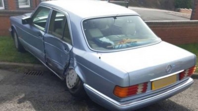 Mercedes dirigida por lavador de carros sofreu séria avaria no seu eixo traseiro (Foto: Reprodução)