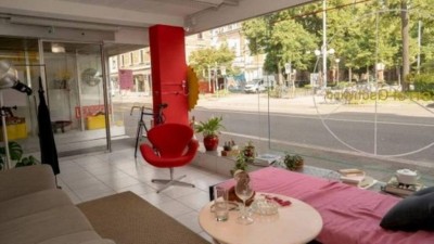 Vitrine transformada em acomodação do AirBnb na Basileia, Suíça (Foto: Reprodução)