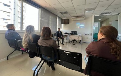 Uma das reuniões do projeto com membros de famílias de Campo Grande (Foto: Divulgação/Defensoria Pública MS)