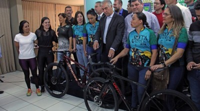 Atletas de Bonito vieram para Campo Grande para acompanhar o lançamento da competição (Foto: Chico Ribeiro/Divulgação-GovernoMS)