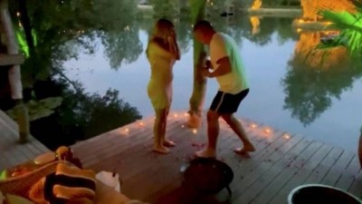 Anel de noivado cai em lago na Inglaterra após pedido de casamento (Foto: Reprodução/TikTok)