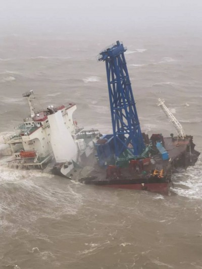 Tufão com ventos de até 144 km/h partiu embarcação em dois (Foto: Reprodução/via Reuters)