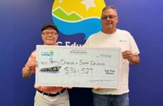 Scott Edwards e Perry Charles dividem prêmio de R$ 2 milhões (Foto: Divulgação/NC Education Lottery)