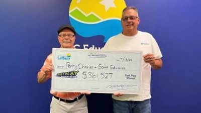 Scott Edwards e Perry Charles dividem prêmio de R$ 2 milhões (Foto: Divulgação/NC Education Lottery)