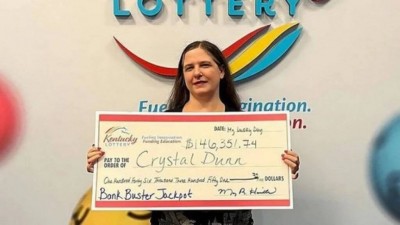 Crystal Dunn comemora prêmio em loteria no Kentucky (Foto: Divulgação/Kentucky Lottery)