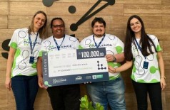 Equipe de pesquisadores da UFGD, com o cheque de 100 mil reais (Foto: Divulgação/UFGD)
