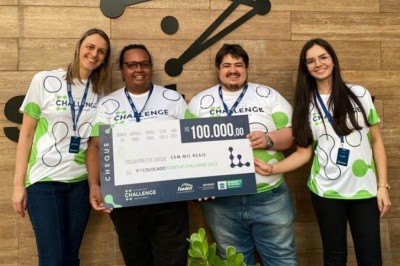 Equipe de pesquisadores da UFGD, com o cheque de 100 mil reais (Foto: Divulgação/UFGD)