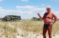 Turista russo tira foto diante de blindados da Rússia, e Ucrânia agradece pela ajuda na localização da força antiaérea rival (Foto: Reprodução/Twitter)