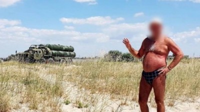 Turista russo tira foto diante de blindados da Rússia, e Ucrânia agradece pela ajuda na localização da força antiaérea rival (Foto: Reprodução/Twitter)