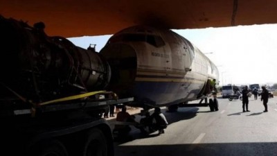 Avião fica entalado debaixo de viaduto na Argentina (Foto: Reprodução/Twitter)