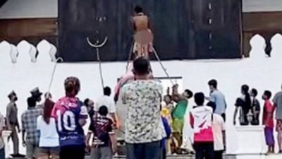 Homem faz 'sexo' com estátua de heroína da Tailândia (Foto: Reprodução/Facebook)