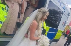 Noiva e madrinhas chegam a igreja em van da polícia na Inglaterra (Foto: Reprodução)