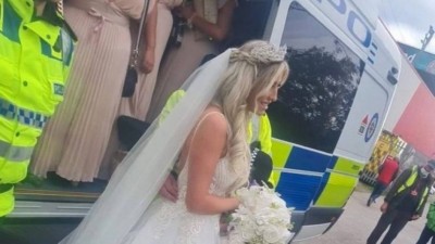 Noiva e madrinhas chegam a igreja em van da polícia na Inglaterra (Foto: Reprodução)