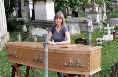 Jeane Trend-Hill é obcecada por cemitérios e túmulos (Foto: Reprodução)
