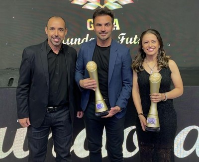 Kamila ao lado de Falcão, ex-jogador da Seleção Brasileira de futsal, e do técnico Nando (Foto: Divulgação)