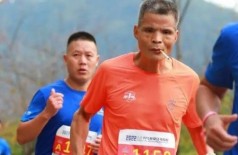 Tio Chen fuma durante maratona na China (Foto: Reprodução/Weibo)