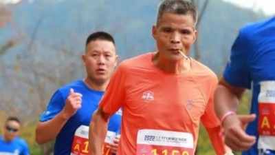 Tio Chen fuma durante maratona na China (Foto: Reprodução/Weibo)